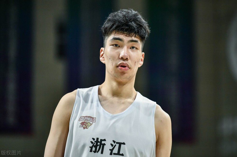 老太太哇的一下，把吃到肚子里的东西全都吐了出来。
